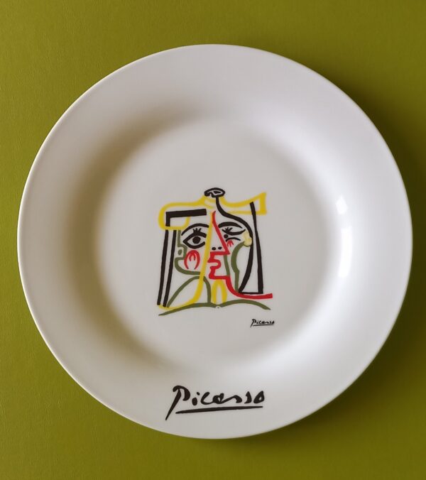 Plates "The Kiss" by Pablo Picasso.