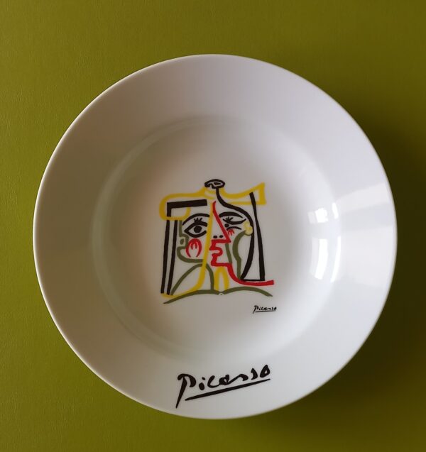 Plates "The Kiss" by Pablo Picasso.